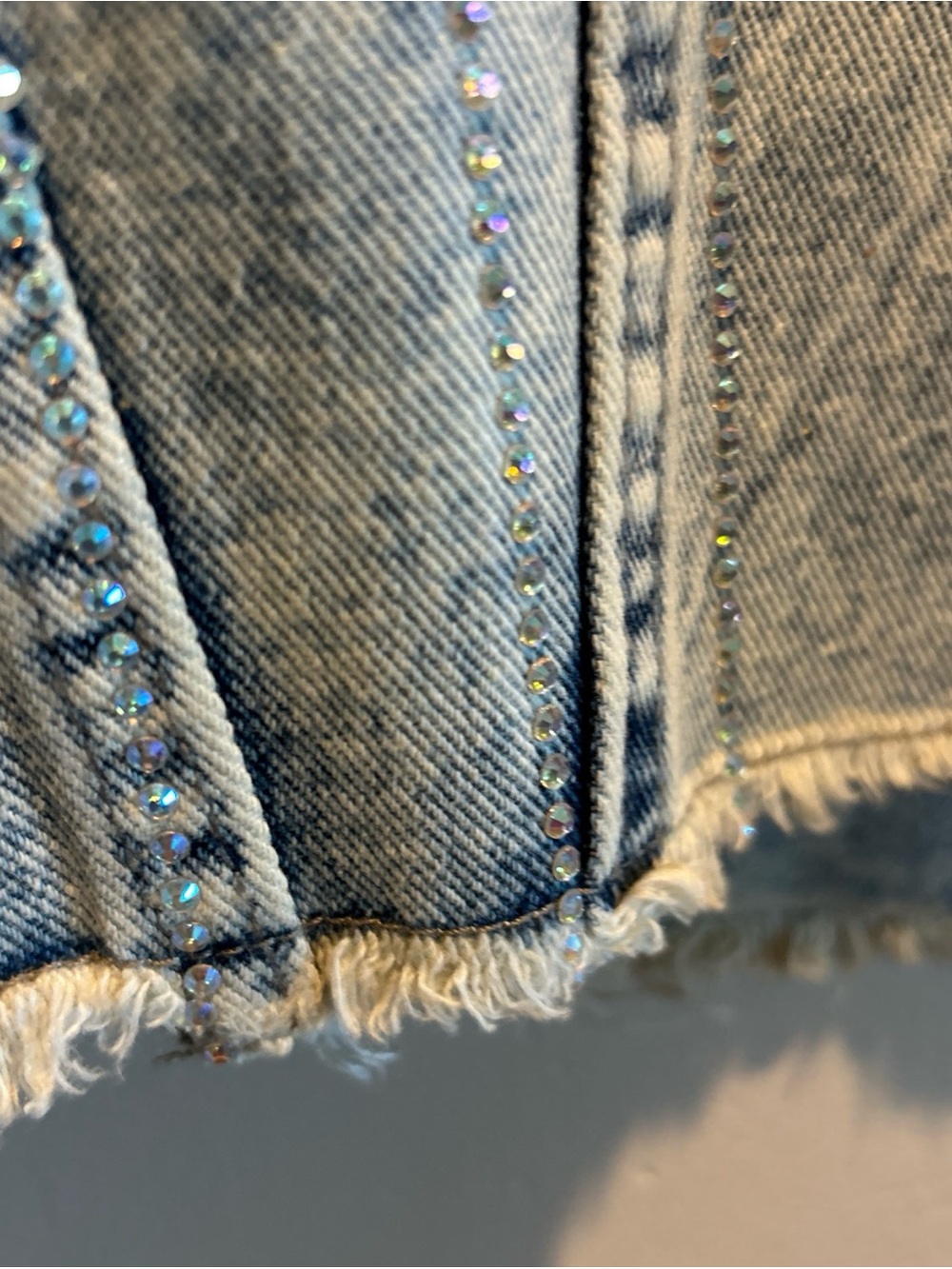 Veveret Acid Wash Rhinestone Denim Jacket Womens Large Blue Cropped Raw Hem - Picture 7 of 11
